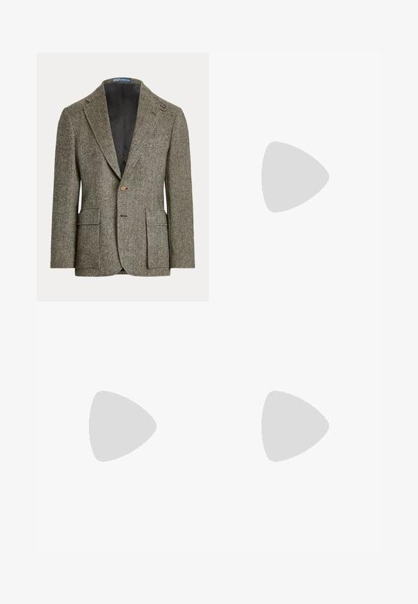 Braun-weiß gemusterter Herrenblazer mit Fischgrätmuster, mit Kerbkragen, Ein-Knopf-Verschluss und vorderen Klappentaschen.; Rostfarbener Rollkragenpullover aus weichem Material. Figurbetontes Design mit langen Ärmeln und geripptem Kragen sowie Saum. Glatte Textur im gesamten Pulli.; Braune Cordhose mit Falten, seitlichen Taschen, Gürtelschlaufen und einem Knopfverschluss an der Taille, flach auf einem weißen Hintergrund liegend dargestellt.; Braune Schnürschuhe aus Leder mit Brogue-Verzierungen, runder Zehenpartie und einer kontrastierenden Sohle. Verfügt über gestickte Akzente und eine strukturierte Oberfläche.