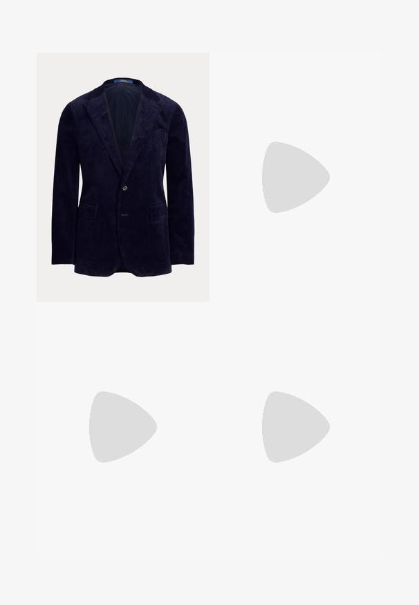 Dunkel marineblauer Cord-Herrenblazer mit Kerb-Revers, zwei vorderen Klappentaschen, einer Brusttasche und Einzelknopfverschluss.; Weißes, langärmliges Hemd mit Knopfleiste und Kragen sowie kleinem, gesticktem Logo auf der linken Brust, flach auf einem einfarbigen Hintergrund liegend.; Beige Baumwollchinos mit geradem Schnitt, ausgestattet mit Seitentaschen, einem Vorderknopfverschluss und einer glatten, gewebten Textur.; Brauner Wildleder-Pennyloafer mit niedrigem Absatz und sichtbarer Naht an Zehen-, Seiten- und Rückbereich, dargestellt auf hellem, einfarbigem Hintergrund.