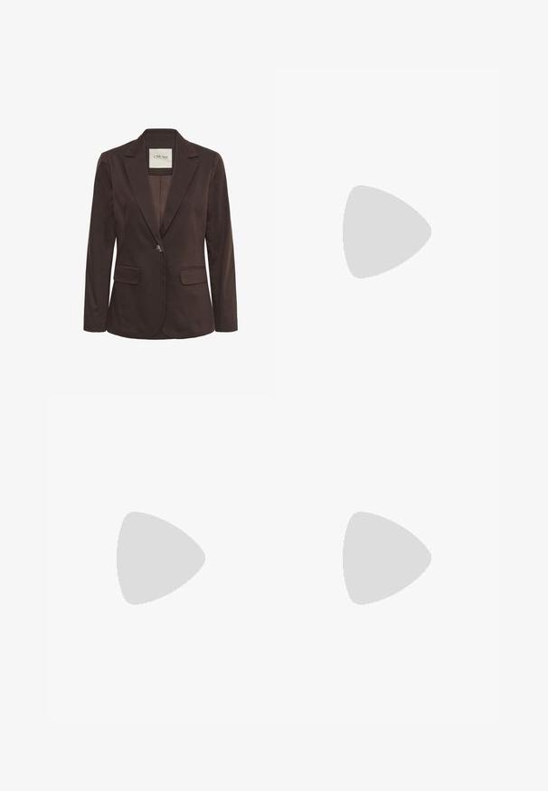 Blazer marron foncé à un bouton, avec revers crantés, poches à rabats et une étiquette de la marque Cream à l'intérieur du col.; Haut ajusté bordeaux foncé à manches courtes avec col montant, design uni et tissu lisse.; Pantalon bordeaux en tissu doux et extensible, avec une taille élastique à cordon de serrage, des plis à l'avant et des jambes fuselées. Texture lisse sur l'ensemble.; Mule en cuir marron foncé à talon haut avec un bout ouvert et un détail de nœud sur la bride avant.