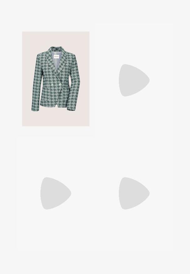 Groen-wit pied-de-poule patroon dubbelrijjige blazer met revers, twee knopen en lange mouwen.; Even&Odd Top - sky blue; Lichtgroene geplooide lange rok van lichte stof met elastische tailleband, weergegeven tegen een witte achtergrond.; Roze lakleren ballerina met een puntige neus, voorzien van een klein strikdetail op de wreef en een lage, vierkante hak.