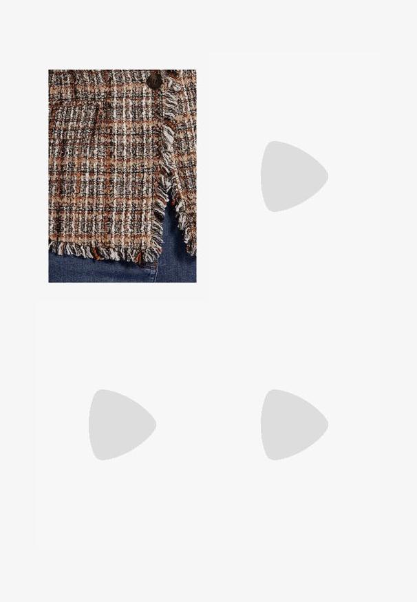 Nahaufnahme von strukturiertem braunem, schwarzem und weißem Tweedstoff mit Fransen und einem dunklen Knopf auf blauen Denim-Jeans.; Dunkelbraunes Midi-Kleid mit langen Ärmeln, Knopfleiste, Kragen und tailliertem Schnitt, auf hellem einfarbigem Hintergrund präsentiert.; Braune Leder-Cowboy-Stiefel mit spitzem Zehenbereich, hohem Schaft und schrägem Holzabsatz. Verfügt über eine Schlaufe für ein einfaches Anziehen.; Quadratisches Tuch mit orangefarbenem Hintergrund, einer großen Sonnenillustration und einem Regenbogenstreifen entlang einer Kante, zu einer kreisförmigen Form gefaltet.