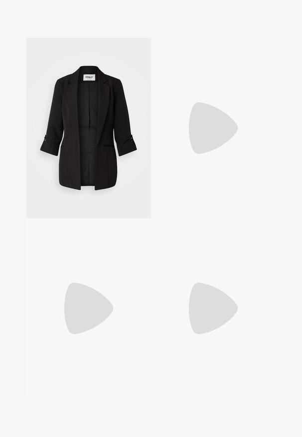 Zwarte blazer met een notch kraag, driekwartmouwen en opgerolde manchetten. Heeft twee voorkanten zakken en een gladde binnenvoering.; Zwarte tanktop met een drapeerhals en gemêleerd stof. Voorzien van parelketting schouderbanden en een logo-label aan de binnenkant.; Zwarte rok met twee zijritsen. Gemaakt van een gladde stof met een aansluitend design en rechte zoom. Minimalistische en functionele stijl.; Zwarte gepatineerde leren slingback hak met een spitse neus, blokhak en verstelbare band. Glad textuur en minimalistisch design.