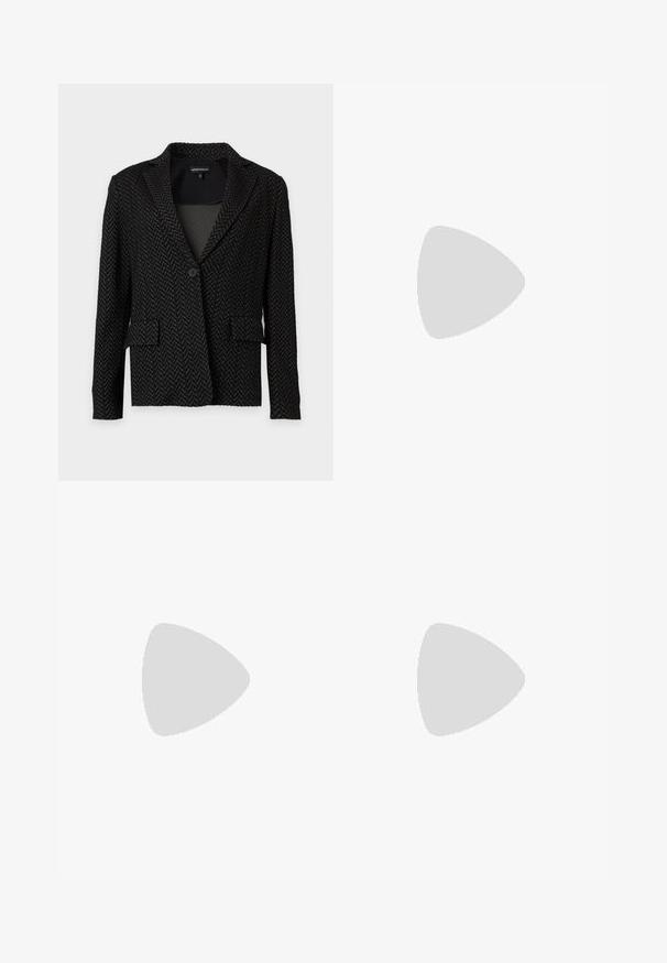 Blazer negro y gris oscuro con patrón de espiga, con cuello, cierre de un botón y dos bolsillos delanteros con solapa.; Top blanco sin mangas con tejido acanalado, escote cuadrado y volante en los hombros y el pecho.; Pantalones negros de pierna ancha con sutil estampado espiga, pliegues frontales, bolsillos laterales y cierre con un botón en la cintura.; Tacones altos slingback de cuero negro con punta afilada, diseño con recortes y correa ajustable con herrajes metálicos.