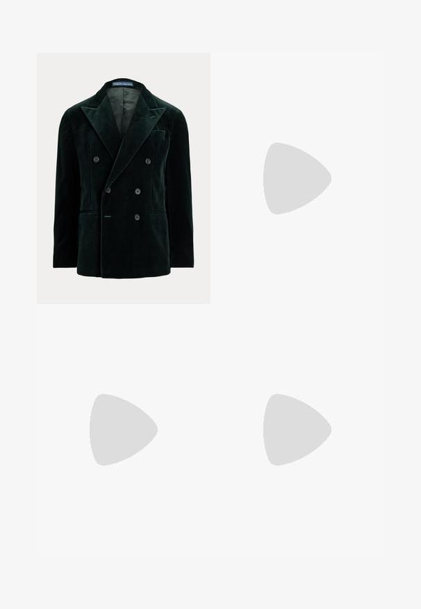 Donkergroene fluwelen dubbelgeknoopte blazer met brede revers, zes knopen, twee voorzakken, borstzak en binnenvoering.; Zwarte lange mouwen shirt met een subtiele gestructureerde paisleyprint, voorzien van een puntige kraag en knoopsluiting aan de voorkant. Gladde stof.; Zwarte broek van lichtgewicht stof, met een elastische tailleband, zijzakken en opgerolde mouwen. Soepele textuur met voorplooien.; Bruine lederen loafers met een glanzende afwerking, voorzien van een opvallende decoratieve gesp en stiksels langs de zijkanten, en een ronde neus.