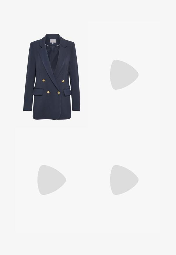 Blazer pour femme bleu marine à double boutonnage avec boutons dorés, revers à crans et poches à rabat, taille 38.; Chemise blanche à manches longues, dotée d'un col structuré et d'un ourlet arrondi. Fabriquée à partir d'un tissu lisse et uni, sans motifs ni accents visibles.; Jupe à carreaux en noir, blanc et gris avec des plis et une ceinture ajustée. Texture unie avec un motif tartan classique sur toute la surface.; Mocassins en cuir verni marron avec une semelle noire épaisse, dotés d'une accent en boucle dorée à l'avant et de coutures discrètes sur les côtés.