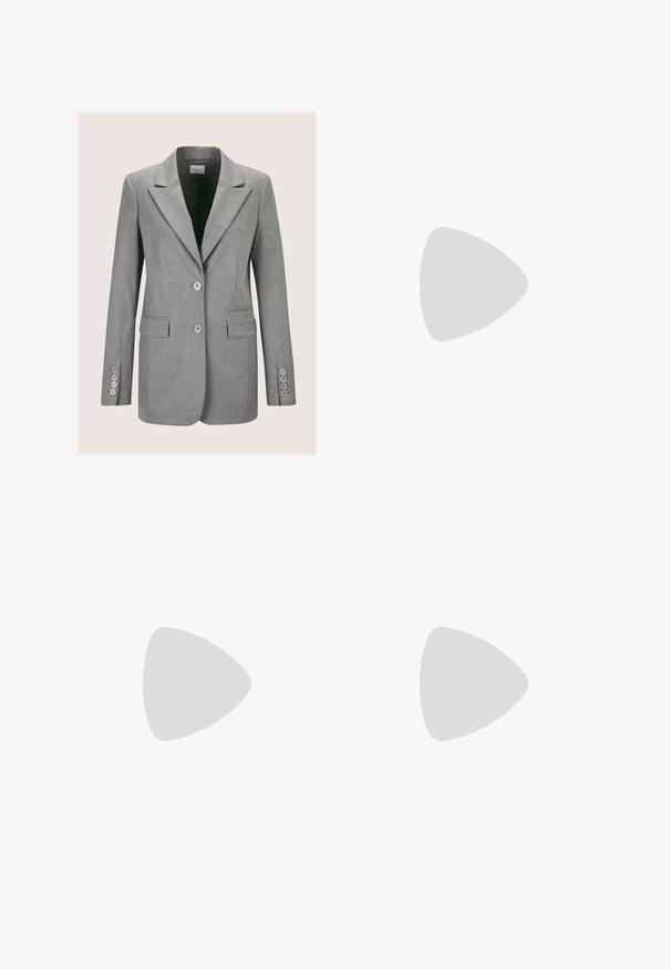 Grijze op maat gemaakte blazer met inkeping rever, twee voorzakken met kleppen, twee knopen op de mouwen en twee knopen aan de voorzijde sluiting.; Witte blouse met een hoge halslijn, lange pofmouwen en een ritssluiting aan de achterkant. Glad stof met een lichte glans en subtiele val.; Donkergrijze op maat gemaakte broek met voorplooien, zijzakken, een knoop aan de taille en een ritssluiting.; Zwarte leren damespomp met puntige neus en lage blokhak, beige binnenvoering, zijaanzicht op witte achtergrond.