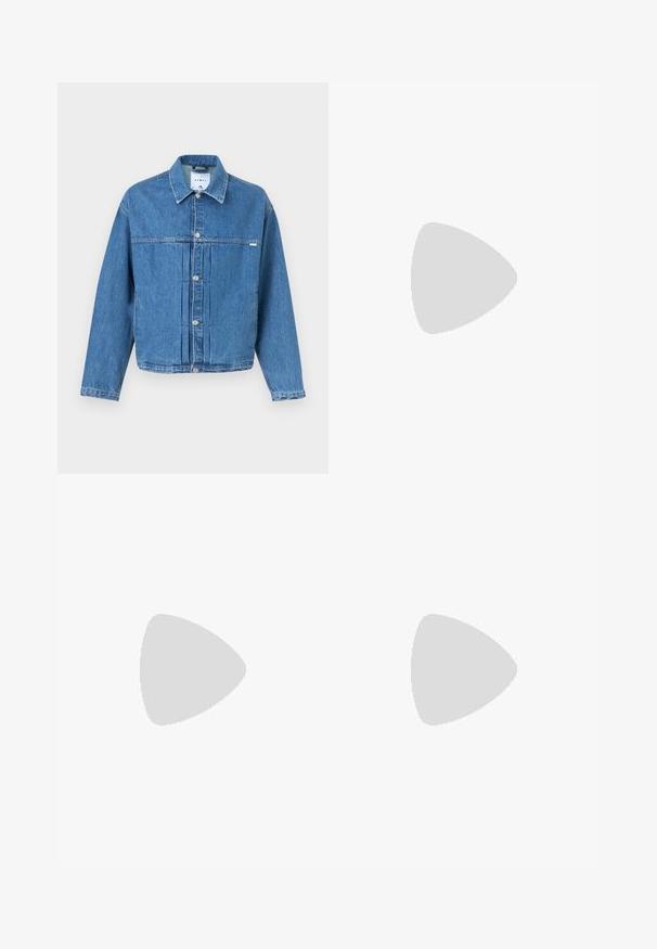 Veste en jean bleue avec devant boutonné, col, manches longues et détails plissés sur un fond uni.; Sweat-shirt marron à manches longues et col rond, avec poignets et bas côtelés, arborant un petit logo brodé sur la poitrine gauche.; Pantalon de survêtement bleu clair avec ceinture élastique et poignets, présenté de face sur un fond uni.; Baskets blanches basses avec un design à lacets, des détails de couture minimalistes, et une semelle couleur crème sur un fond gris clair.