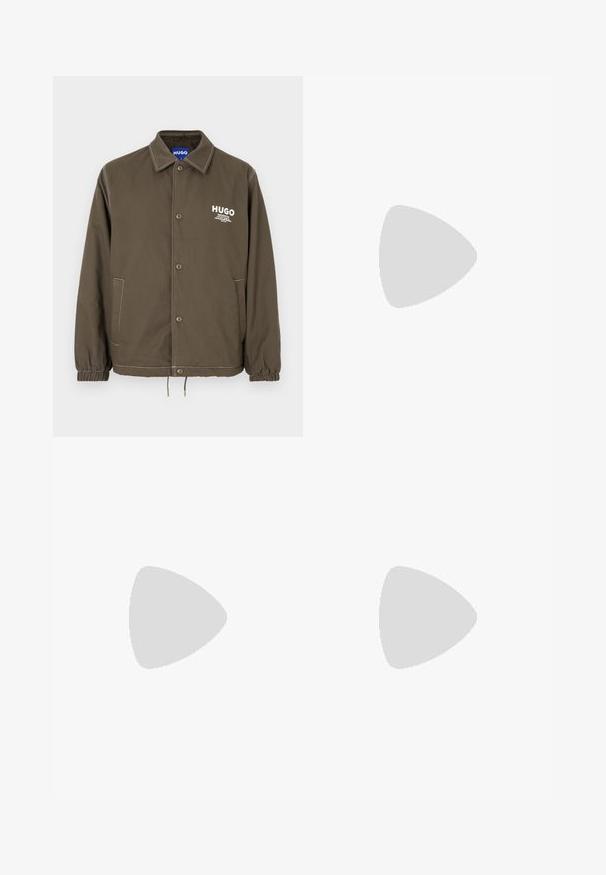 Veste boutonnée vert olive avec col, poignets élastiques, deux poches latérales et logo blanc "HUGO" sur la poitrine.; T-shirt beige à manches courtes avec col rond et logo embossé "HUGO" centré sur la poitrine.; Jean en denim noir taille haute avec fermeture à bouton et à glissière, poches avant et arrière, et coupe droite.; Chaussure noire en cuir à enfiler avec semelle épaisse et marquage "HUGO" en or près du talon sur un fond uni gris clair.