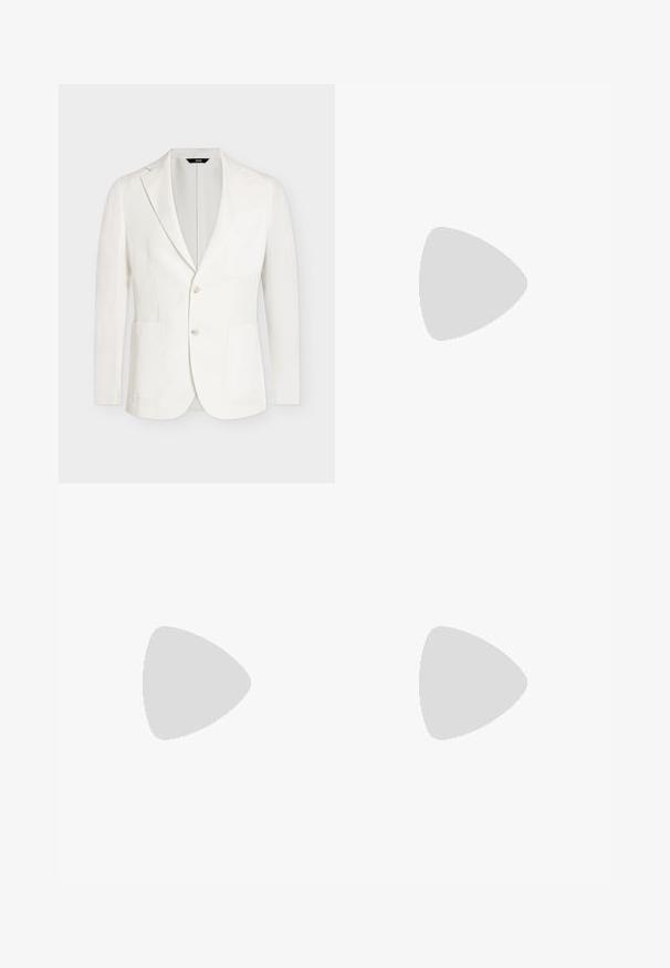 Blazer blanc pour homme avec deux boutons, col cranté, deux poches plaquées à l'avant et une poche poitrine, présenté sur un fond uni.; Chemise blanche à manches longues pour homme avec boutonnières devant et col pointu, présentée sur un fond uni.; Pantalon beige sur mesure avec passants pour ceinture, pli devant et fermeture éclair dissimulée, présenté sur un fond uni.; Mocassins en cuir noir avec une texture lisse, un nez pointu et un petit talon rectangulaire. Présente un détail de bande horizontale sur le dessus.