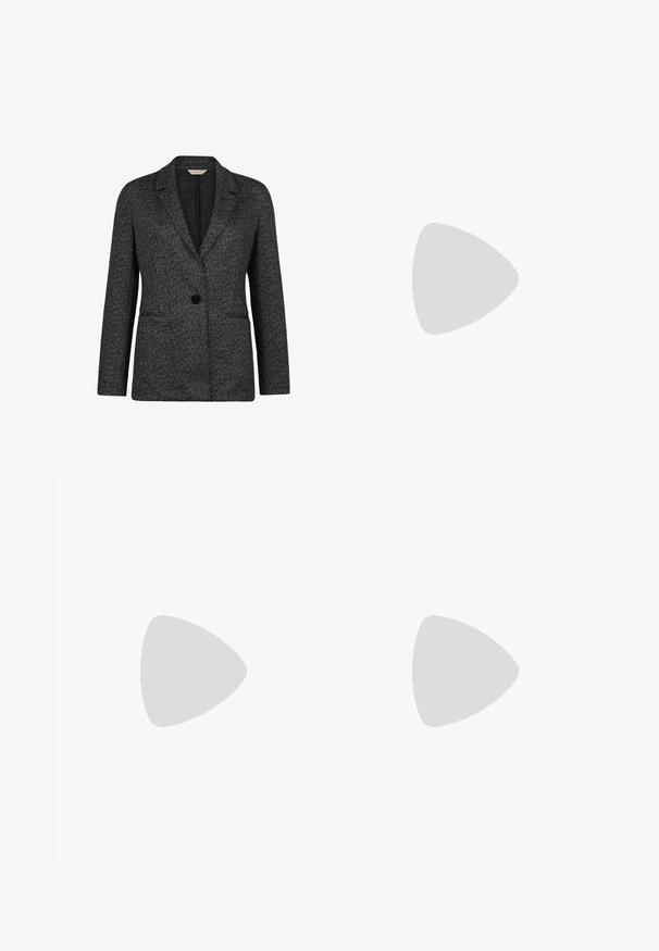 Schwarzer und grauer Fischgräten-Blazer mit Reverskragen, Ein-Knopf-Verschluss und zwei Fronttaschen. Hergestellt aus strukturierter Stoff.; Weißes ärmelloses Oberteil mit Stehkragen und Reißverschluss auf der Rückseite, flach auf weißem Hintergrund dargestellt.; Graue Hosen mit maßgeschneidertem Design, versehen mit Falten, Seitentaschen und geradem Bein. Glatte Textur und Bund mit mittlerer Leibhöhe.; Schwarze Lederflats mit spitzer Zehenpartie, niedrigem strukturiertem Absatz und einer eleganten Aussparung am Spann für leichtes Hineinschlüpfen.