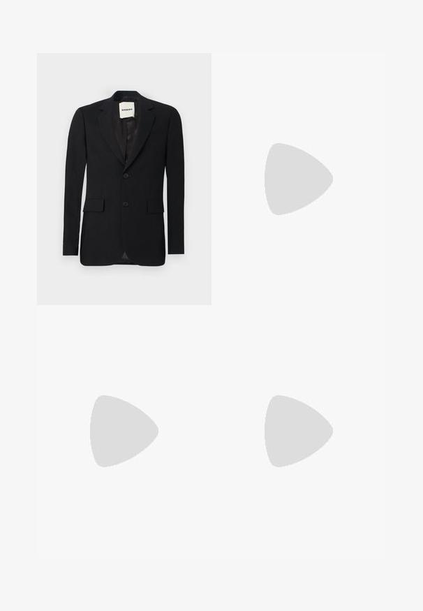 Blazer noir en tissu lisse, avec des revers crantés, deux poches avant et deux boutons. Dispose d'une doublure en satin et d'une étiquette de marque à l'intérieur.; Chemise à manches longues rayée verticalement bleu clair et blanc avec col pointu et boutons blancs sur le devant.; Pantalon noir à coupe droite, en tissu lisse. Il présente une fermeture à bouton à l'avant et des détails de couture subtils. Conception simple sans motifs.; Mocassins en cuir noir avec un embout rond, présentant des accents en métal doré et des détails de couture, montés sur une semelle en caoutchouc texturé et basse.