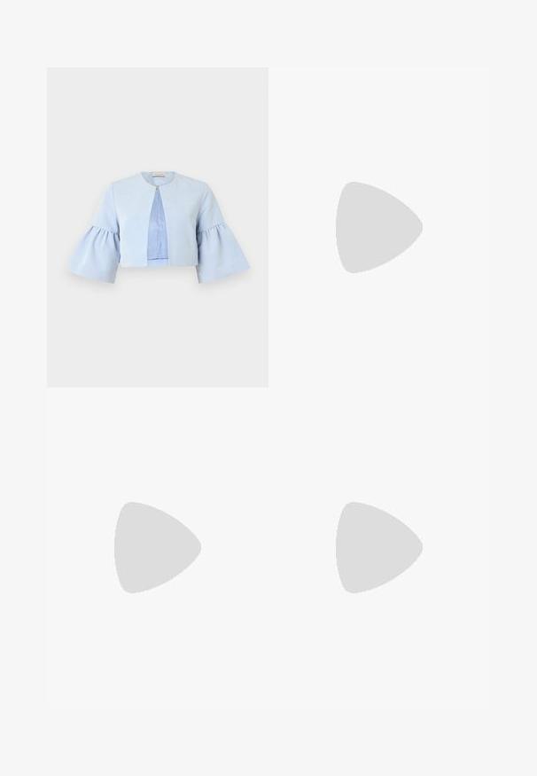 Veste courte bleu clair avec manches trois-quarts évasées, col rond et fermeture unique par un bouton-pression à l'avant.; Blouse bleu marine à manches courtes, col montant et taille cintrée, présentée sur fond blanc.; Pantalons plissés marron à taille haute, en tissu élégant, à jambe large et avec poches latérales, présentant une texture lisse et légère.; Escarpin noir pour femme à talon bas, bout pointu, talon kitten fin et évasé avec finition mate lisse, vu de profil.