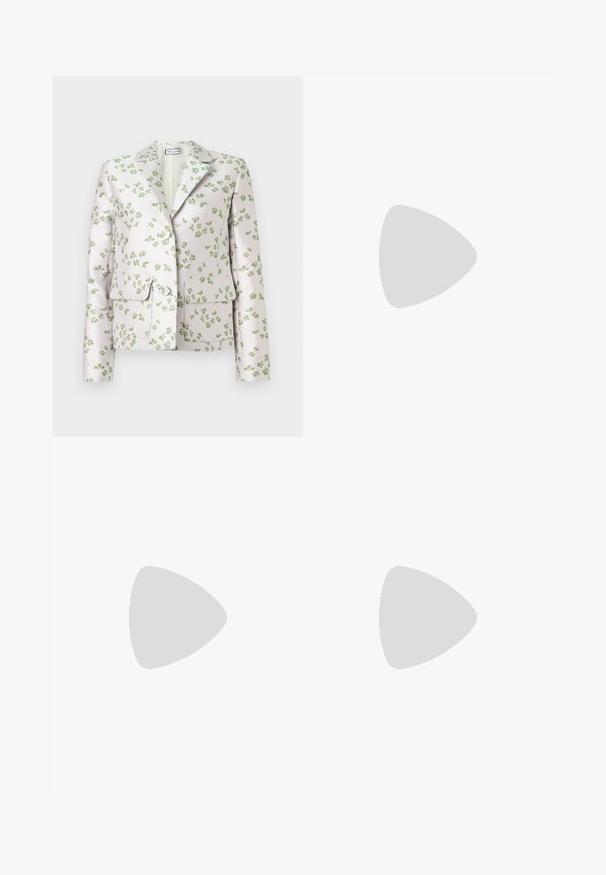 Blazer blanc avec imprimé floral vert, col cranté, manches longues, deux poches à rabat et boutons sur le devant.; Débardeur court blanc avec imprimé floral bleu et larges bretelles, zone de poitrine structurée avec coutures apparentes.; Pantalon beige à jambes larges avec des imprimés botaniques et d’oiseaux bleus, avec des feuilles et des branches détaillées et un oiseau perché sur une branche.; Chaussure femme couleur crème à bout pointu avec un petit talon rond en forme de boule, sur fond uni.