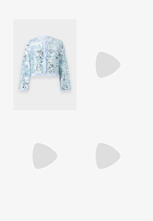 Veste longue transparente bleu clair à manches longues, col rond, ouverte devant et recouverte de sequins argentés et bleus brillants.; T-shirt blanc à manches courtes avec un petit logo noir brodé au centre de la poitrine et un col rond.; Jean en denim bleu avec une coupe droite, présentant un motif en pointillé de petites décorations argentées et un design classique à cinq poches.; Chaussure plate noire en cuir pointue avec un petit talon et un détail de chaîne argentée à l'arrière sur un fond uni.