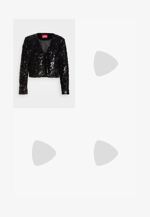 Veste cropped noire en sequins avec des manches longues, dotée d'un décolleté en V, d'une texture douce et d'un détail de nouage à l'avant. Intérieur doublé sans motifs supplémentaires.; Robe maxi noire à épaules dénudées, avec un décolleté à volants en étages, un corsage ajusté orné de sequins, et une jupe fluide en transparent à pois.; Sandale à talon haut argenté avec une fine sangle à la cheville, une sangle supérieure ornée, un bout en amande et une finition brillante, miroir.; Petit sac pochette rectangulaire gris foncé orné de strass clairs disposés en motif rayonnant, avec une bandoulière chaîne argentée.