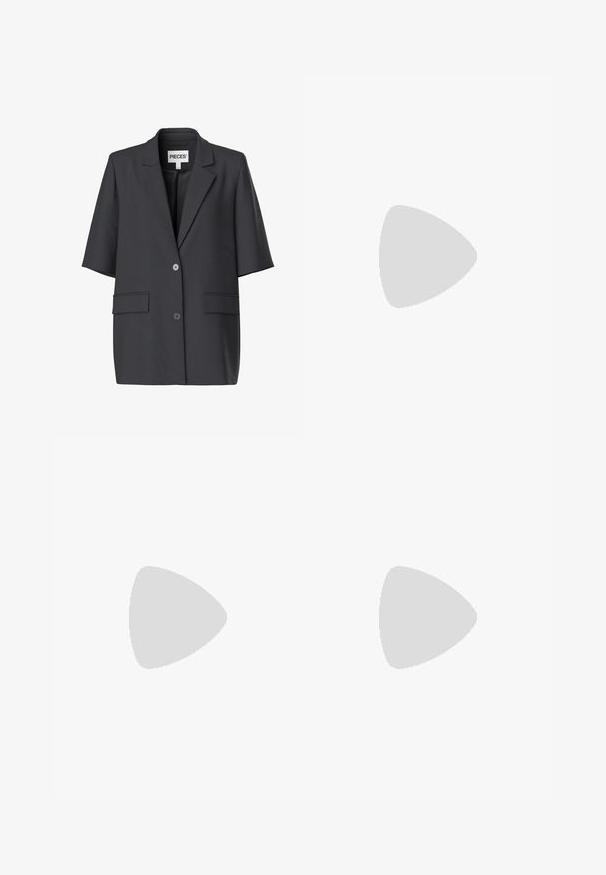 Blazer noir à manches courtes avec revers à crans, deux boutons devant et poches à rabat, étiqueté « PIECES » à l'intérieur du col.; Chemise bleu clair à manches longues en satin, avec un col, une rangée de boutons sur le devant et des poignets ajustés.; Pantalon noir à jambes larges avec une taille ajustée et un devant lisse, présenté sur un fond clair uni.; Jambes portant des leggings côtelés foncés associés à des ballerines noires avec de petits détails en nœud sur fond blanc.