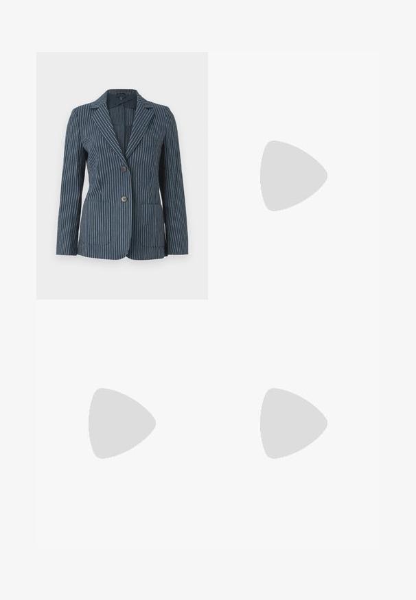 Blazer bleu avec des fines rayures verticales blanches, deux boutons sur le devant, revers crantés et deux poches plaquées, présenté sur un fond uni.; Haut sans manches crème avec des rayures horizontales noires, col rond haut et bord-côtes, présenté sur un fond blanc.; Pantalon beige à jambes larges avec une taille haute, un devant plat et un ourlet droit, présenté sur un fond gris clair uni.; Escarpin slingback en cuir verni nude avec un bout pointu, un décolleté ouvert et un talon aiguille fin. Comprend un accent doré circulaire sur la sangle.
