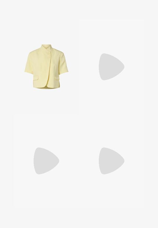 Veste jaune pâle à manches courtes avec col montant, deux boutons sur le devant et deux poches à rabat à la taille.; T-shirt blanc à manches courtes avec col dégagé, taille petite, design simple, présenté sur un fond gris clair.; Shorts en denim bleu clair avec bords effilochés, cinq poches et fermeture à boutons. La texture est douce avec un aspect légèrement usé.; Jambes portant des leggings côtelés foncés associés à des ballerines noires avec de petits détails en nœud sur fond blanc.