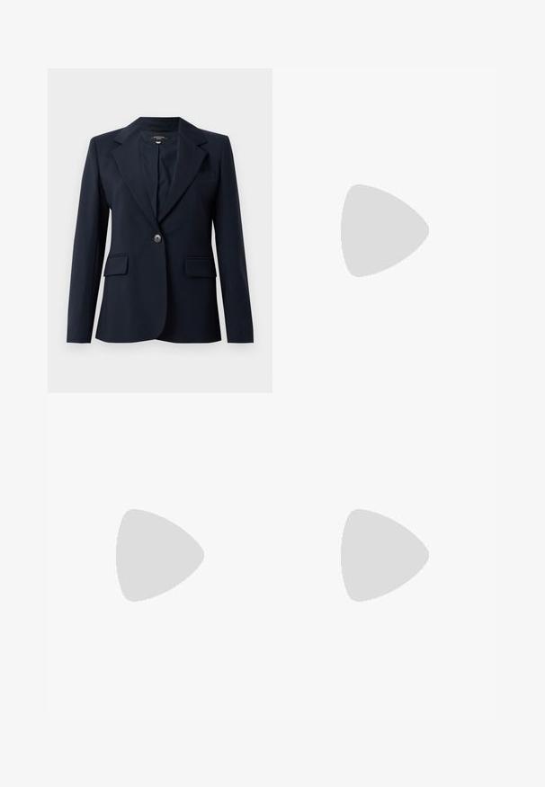 Marineblazer gemaakt van soepele stof, met een gelapte revers, één knoopsluiting, twee frontrugzakken en een borstzak.; Witte satijnen mouwloze tanktop met een ronde halslijn en een soepele textuur, met een subtiele glans en nette randen.; Donkerblauwe wijde broek met hoge taille en een strakke voorkant, weergegeven op een effen lichtgrijze achtergrond.; Zwarte slingback platte schoen met puntige neus, mesh bovenwerk, verstelbare gespsluiting en lage gestapelde hak op witte achtergrond.