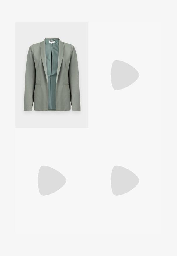 Veste blazer gris clair à ouverture frontale, manches longues, col châle, doublure intérieure lisse visible, présentée sur un fond blanc.; Chemise à manches longues à carreaux bleu et blanc avec un col et des boutons marron, présentée à plat sur un fond blanc.; Jean flare en denim bleu avec une taille mi-haute, comportant cinq poches, un bouton standard et un léger délavage pour la texture.; Chaussure slingback en cuir verni noir avec bout pointu et petit talon bloc incliné sur fond clair uni.
