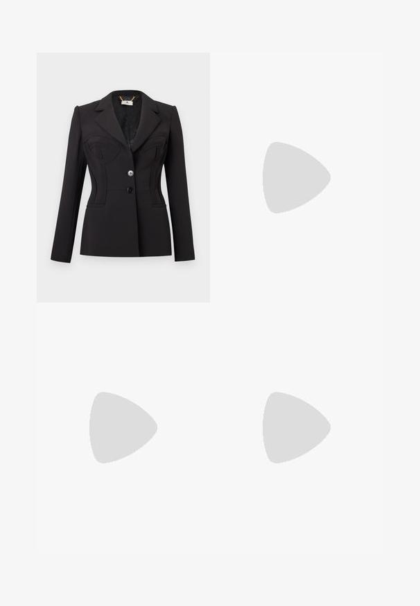 Blazer noir ajusté à manches longues, avec deux boutons à l'avant, détail structuré au niveau de la poitrine, et col à revers cranté.; T-shirt court à manches courtes côtelé vert menthe clair avec col rond et petit patch logo "Hugo" au centre de la poitrine.; Jupe en denim bleu mi-longue avec fermeture à boutons sur le devant, passants pour ceinture et poches avant, présentée sur un fond uni.; Chaussure à talon chaton à bride arrière bicolore beige et noir, avec bout pointu et petite boucle dorée, sur fond blanc.