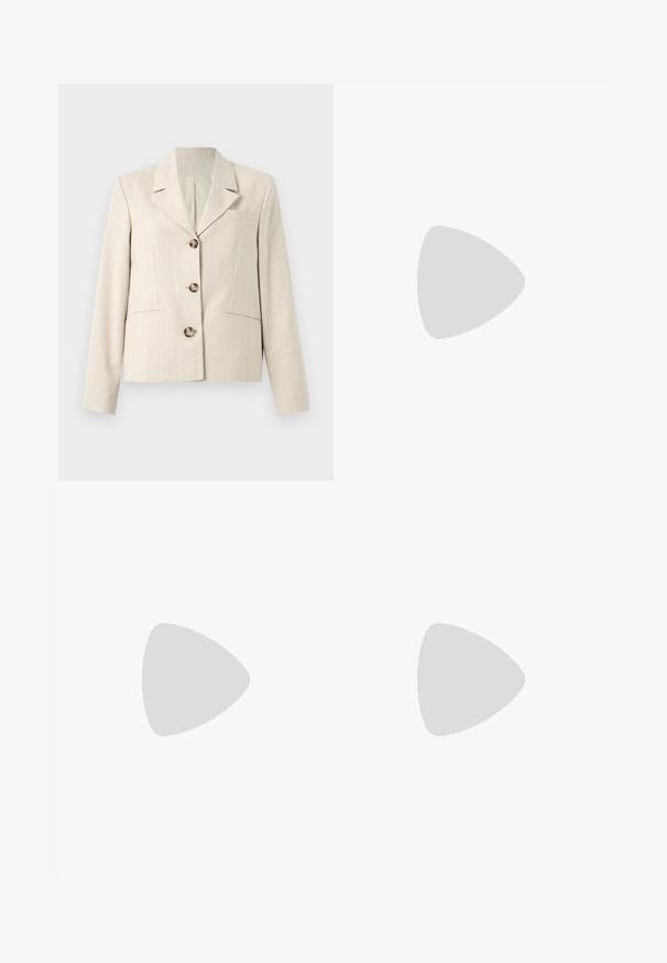 Selected DIMA  - Blazer - white pepper; Camisole en satin beige clair avec de fines bretelles et un décolleté doucement drapé, présentant une texture lisse et brillante.; Pantalon beige sur mesure avec passants pour ceinture, fermeture éclair avant et plis marqués sur les jambes, présenté sur fond blanc.; Mocassins noirs en cuir brillant, avec une lanière décorative sur le dessus, assortis à un pantalon noir ample.