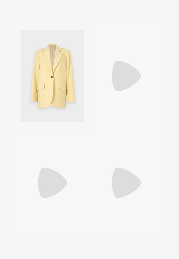 Blazer jaune pâle à un bouton avec revers crantés, deux poches à rabat à l'avant et une poche poitrine passepoilée, présenté sur un fond neutre.; Polo rayé bleu clair et blanc, en tissu doux. Col et patte de boutonnage unis bleu clair avec quatre boutons. Manches courtes.; Pantalon large couleur écrue avec grandes poches plaquées à l'avant, passants pour ceinture et fermeture à un bouton à la taille.; Des chaussures plates de couleur crème avec un bout arrondi, une sangle à la cheville et une semelle en caoutchouc noir contrastante. Matériau lisse avec un detailing minimal.