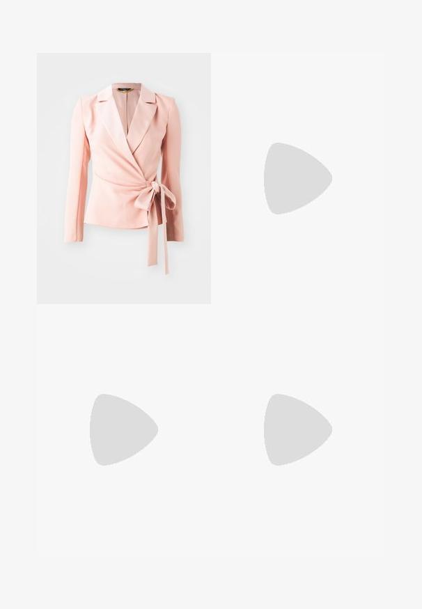 Blazer envolvente de color rosa claro con mangas largas, acabado satinado y detalle de cintura atada. Diseño de solapa clásica con un aspecto suave y texturizado.; Body de encaje rosa claro con tirantes finos y una parte superior lisa sobre un fondo liso y claro.; Falda de un rosa claro, fluida, hecha de una tela suave con una cintura elástica. Presenta un corte recto y un dobladillo trasero ligeramente más largo.; Zapato plano tipo ballet de charol rosa con punta puntiaguda y detalle de lazo decorativo en la parte frontal. Cuenta con suela plana y diseño sin costuras.