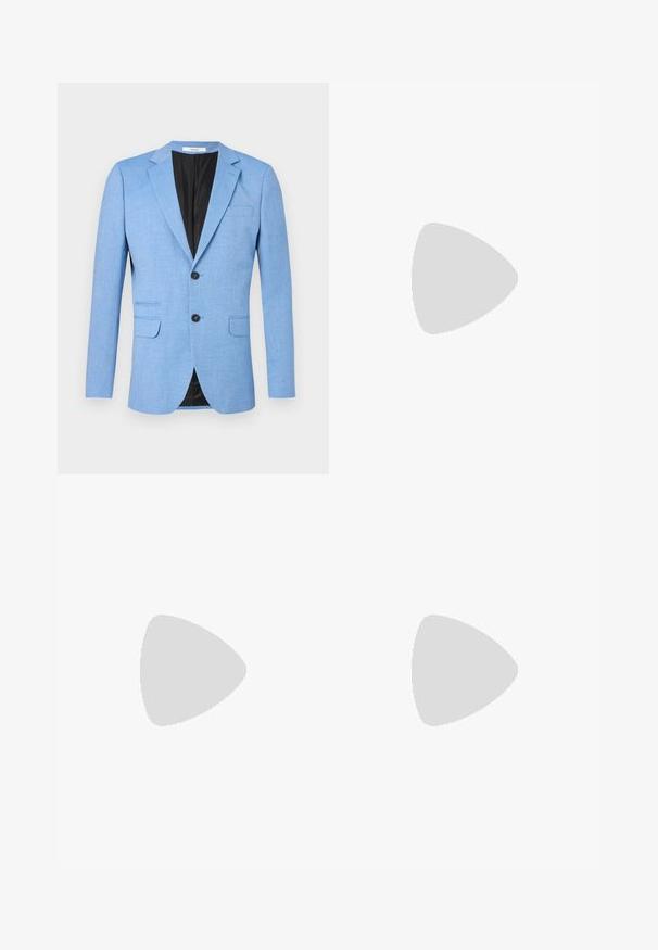 Blazer homme bleu clair avec deux boutons noirs, revers en encoche et poches à rabat, présenté sur fond blanc.; Chemise blanche à manches courtes avec boutons, en coton, présentant un col classique et un petit logo brodé sur la poitrine.; Jean droit en denim bleu clair avec taille haute, cinq poches, fermeture à boutons et léger délavage sur les cuisses et les genoux.; Mocassins en daim marron avec un talon plat, présentant un détail cousu main et une texture douce. Le design comprend une silhouette classique à enfiler.