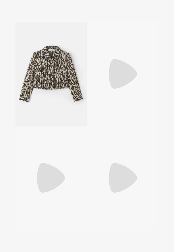 Veste courte en crème avec un motif abstrait noir. Elle a un col, une fermeture à boutons et deux poches avant avec des coutures décoratives.; Haut noir ajusté sans manches avec fines bretelles, encolure en cœur et détails de coutures sur un fond blanc uni.; Mini-jupe noire, unie, coupée droite, sans motifs, coutures ni ornements visibles, sur un fond neutre.; Sandale noire à talon haut avec fine bride à la cheville, bride médiane décorée de maillons de chaîne argentés, et design à bout ouvert.