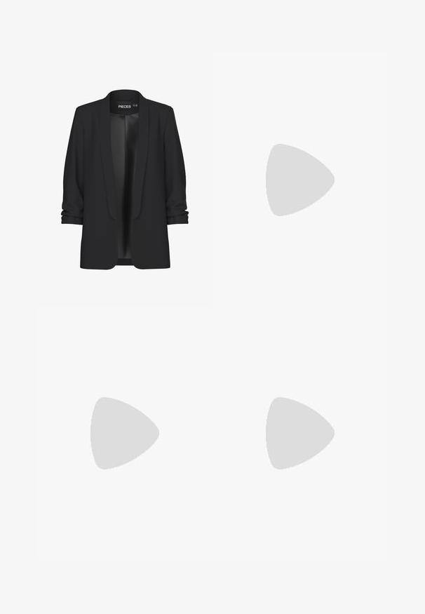 Blazer noir avec col châle, devant ouvert et manches retroussées. Tissu lisse avec une finition élégante, sans fermetures ni détails visibles.; Pull noir à manches longues côtelé avec un col rond et une silhouette ajustée. La texture est lisse avec un léger étirement partout.; Jean skinny noirs en tissu mélangé coton, présentant une taille haute, un design classique à cinq poches, et une fermeture à bouton à l'avant.; Des sandales à talons hauts en suede noir présentent une bride de cheville avec une boucle, un design à bout ouvert et un talon épais. Texture lisse et style minimaliste.