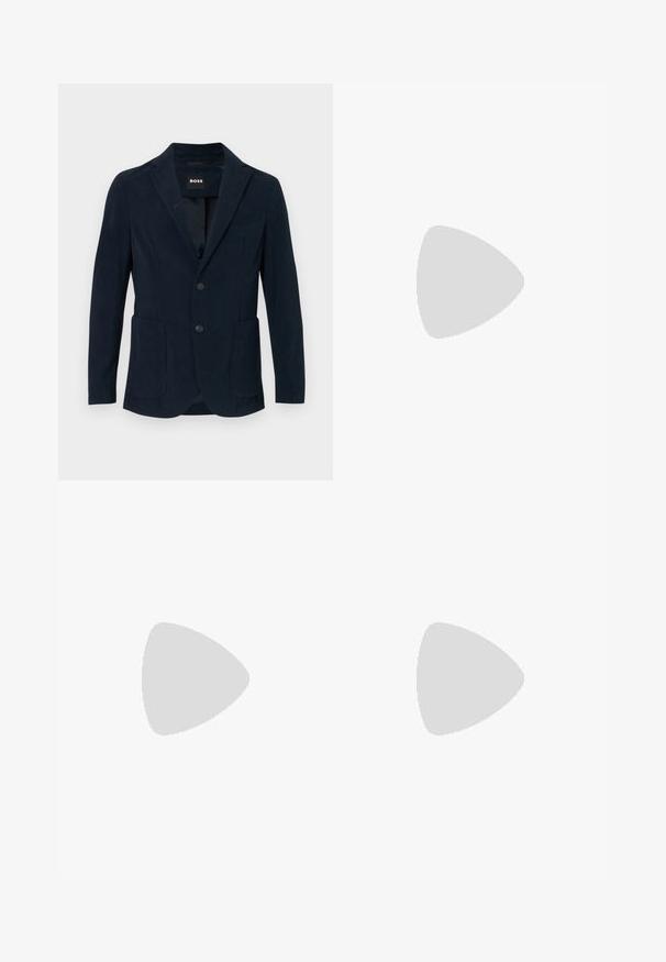 Marineblauwe corduroy blazer met een notch lapel, twee voorzakken, een twee knopen sluiting en een enkele borstzak.; Wit overhemd met lange mouwen met dunne verticale zwarte strepen, knoopsluiting aan de voorkant en een puntige kraag, getoond op een effen lichte achtergrond.; Navyblauwe op maat gemaakte broek met plooien, gemaakt van een gladde stof. Heeft een knoopsluiting en een taps toelopend ontwerp.; Glanzende zwarte lederen nette schoen met lage hak, vetersluiting en ronde neus, van opzij getoond tegen een effen lichte achtergrond.