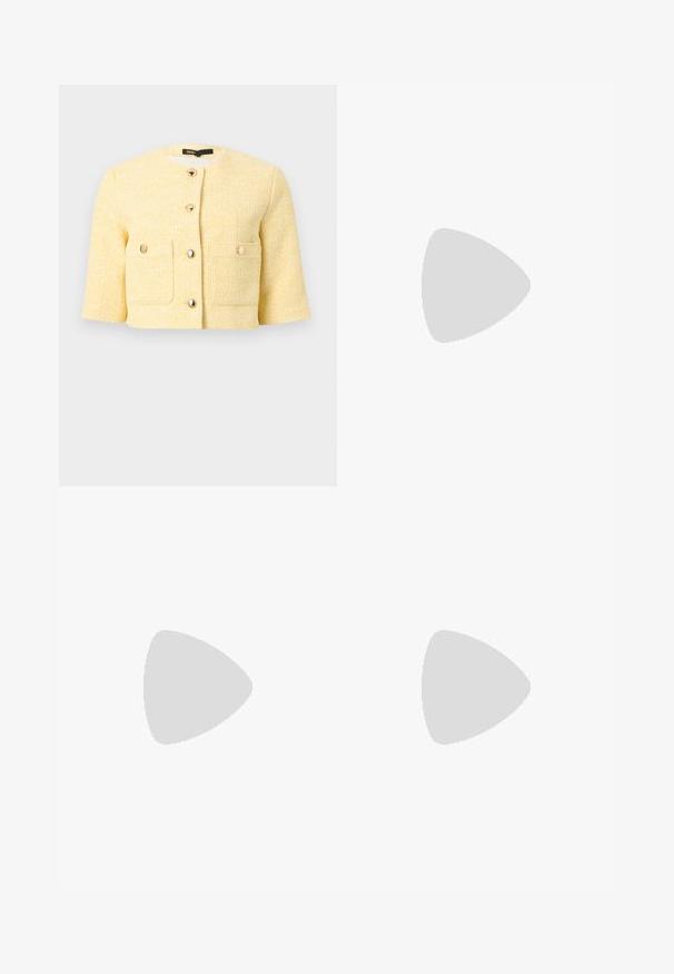 Veste courte jaune texturée à encolure ronde, manches trois-quarts, deux poches frontales et fermetures par boutons dorés.; Haut à manches longues à rayures horizontales blanches et noires avec un col rond orné de sequins et un petit logo décoratif au centre de la poitrine.; Shorts taille haute texturés jaunes avec poches avant et ceinture fine en chaîne dorée ornée de détails en forme de breloques circulaires.; Chaussures en cuir noir avec détails de brogue, dotées de deux sangles à boucle, d'un bout arrondi et d'un talon bas. Texture lisse avec finition brillante.