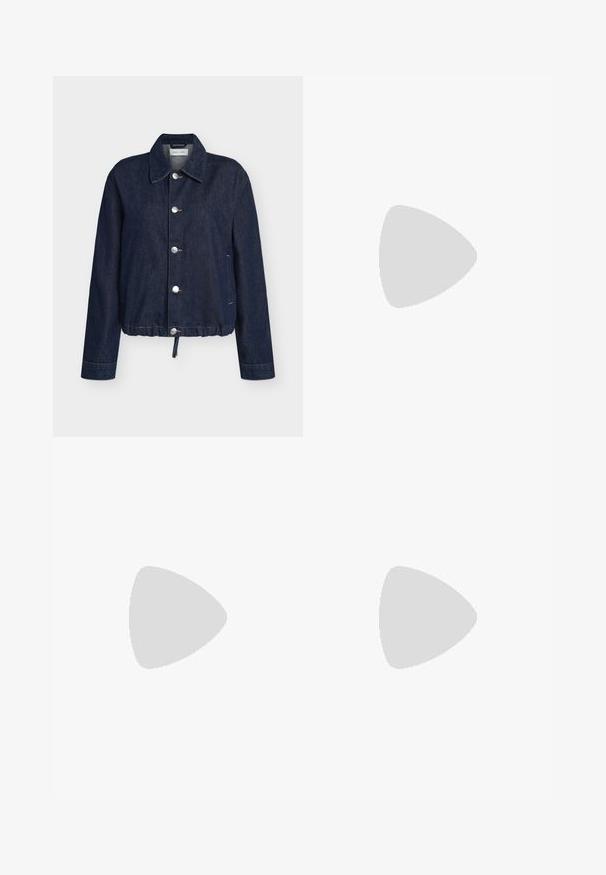 Veste en denim bleu foncé avec col pointu, cinq boutons argentés, manches longues, poches latérales et ourlet à cordon.; T-shirt blanc à manches courtes avec fines rayures horizontales rouges et un col rond rouge uni.; Pantalon droit de couleur bordeaux foncé uni avec une taille élastique, en tissu doux.; Mocassin penny en cuir bordeaux avec semelle noire et détail en métal doré sur le dessus, présenté en vue latérale sur fond blanc.