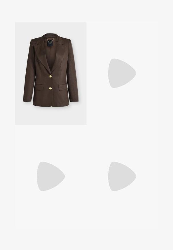 Σκούρο καφέ tailored σακάκι με φαρδιές πέτσες, δύο χρυσά κουμπιά, τσέπες με καπάκι και εμφανές αλυσιδάκι μέσα στο γιακά.; Μπλούζα από σατέν μπρονζέ με γιακά, μακριά μανίκια και εφαρμοστό κάτω μέρος σε στιλ κορμάκι. Ομαλή υφή και διακριτική λάμψη.; Καφέ ραμμένο παντελόνι με ίσια γραμμή, θηλιές για ζώνη και ραφές στο μπροστινό μέρος, σε απλό λευκό φόντο.; Καφέ γόβα με μυτερό μύτο, σκουρόχρωμη υφή φιδιού και κωνικό τακούνι σε απλό ανοιχτό φόντο.