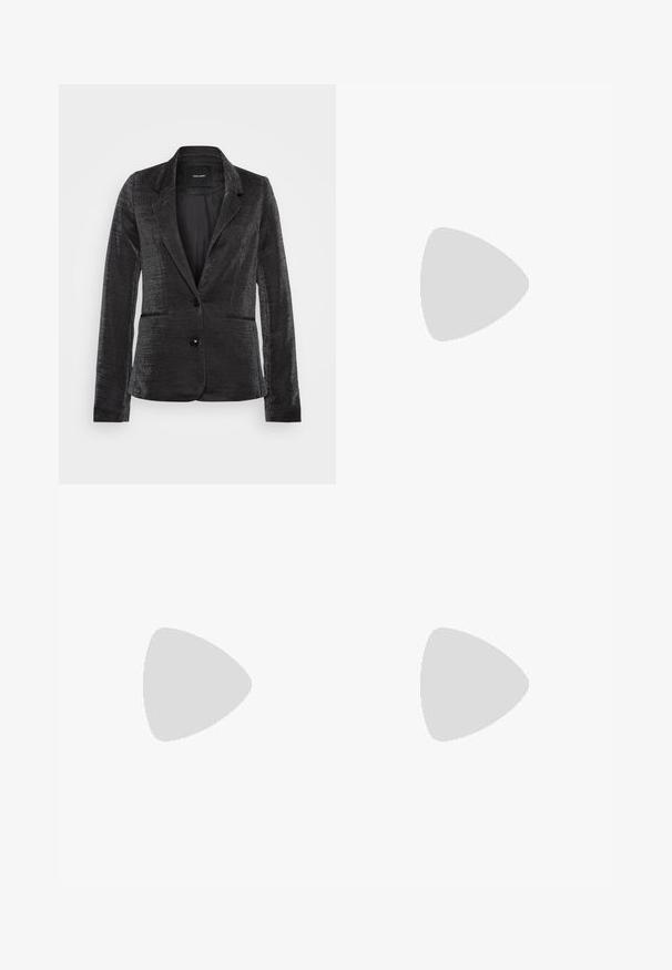 Blazer noir en tissu texturé, avec fermeture à un bouton, deux poches avant et un design de revers classique, doté d'une doublure intérieure lisse.; Top noir sans manches avec un motif tissé texturé, doté d'un col rond et d'un ourlet côtelé contrastant aux emmanchures.; Pantalons noirs évasés en tissu texturé et brillant. Comprend une taille, des poches devants et une coupe droite jusqu'à l'ourlet.; Sandales à talons hauts en cuir verni noir avec trois sangles horizontales et une sangle de cheville ajustable. Silhouette élégante et finition brillante.