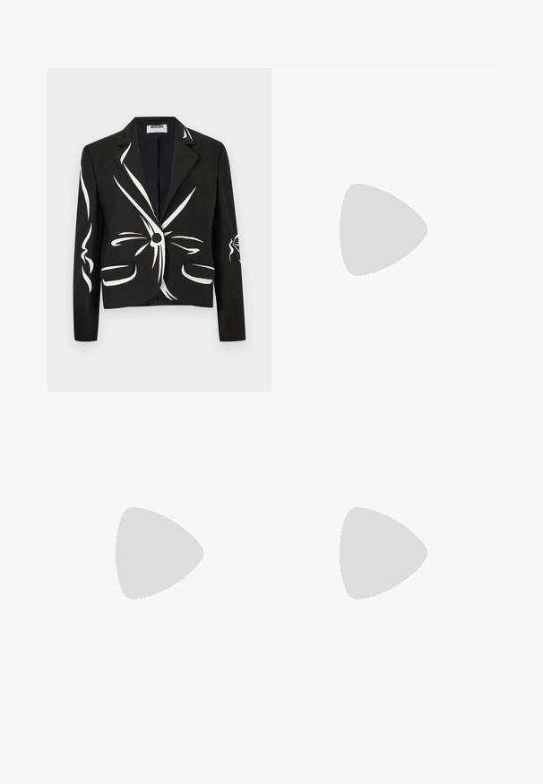 Μαύρο tailored σακάκι με λευκά αφηρημένα μοτίβα βουρτσισμάτων, κλείσιμο με ένα κουμπί, γιακάδες με σχισμές και εμπρόσθιες τσέπες με καπάκι.; Μαύρο κοντομάνικο μπλουζάκι φτιαγμένο από λείο ύφασμα, με φαρδύ λαιμόκοψη, ορθογώνια σχεδίαση μπροστά και διακριτικό φερμουάρ στην πλάτη.; Μαύρο φούστα παντελόνι με ψηλή μέση, φτιαγμένο από ελαστικό ύφασμα. Διαθέτει κατακόρυφες ραφές στην μπροστινή πλευρά και απαλή υφή.; Μαύρο δερμάτινο γυναικείο παπούτσι με μυτερή μύτη, μεσαίο τακούνι στιλέτο και ασημένια αγκράφα στο μπροστινό μέρος, εμφανίζεται σε απλό ανοιχτό φόντο.