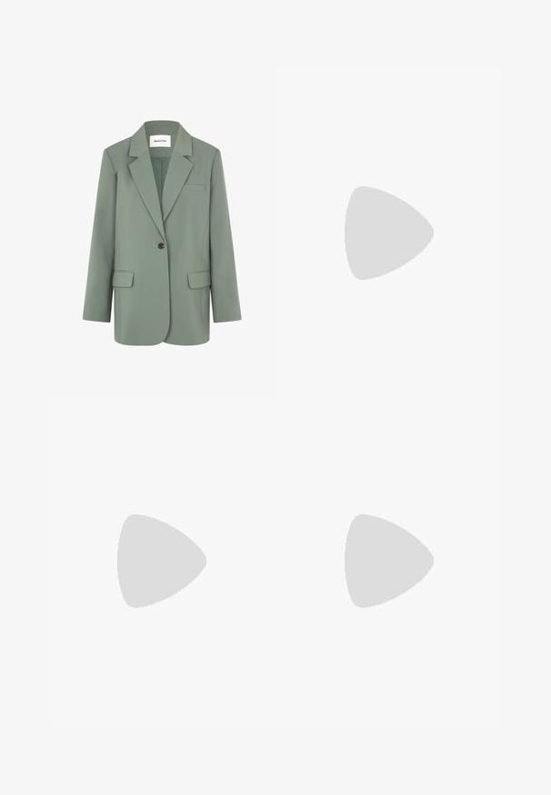Blazer vert clair avec une fermeture à un bouton, revers crantés, une poche poitrine et deux poches avant. Fabriqué dans un tissu lisse.; Camisole en satin vert clair avec des bretelles fines ajustables et un décolleté en V, présentant une texture lisse et une coupe décontractée.; VILA VIFEBA PANTS - Pantalon classique - desert sage; Baskets blanches en cuir avec des accents en suède beige, bout rond, semelle en caoutchouc plate et lacets. Présente un logo sur le talon.