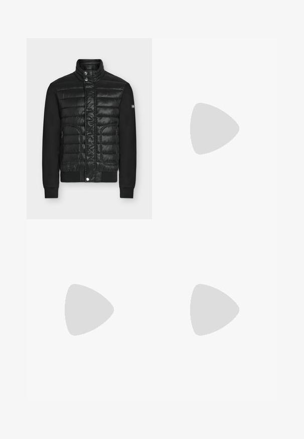 Veste matelassée noire avec col montant, boutons-pression, poches latérales zippées et manches noires unies, présentée sur fond uni.; Pull marron à manches longues avec col rond, poignets et ourlet côtelés, présenté sur un fond clair uni.; Jean droit bleu clair avec poches avant, passants de ceinture et fermeture par bouton sur fond uni.; Baskets en cuir blanc avec un bout rond, design simple à lacets, semelle intérieure rembourrée et semelle en caoutchouc beige contrastante. Texture lisse sur l'ensemble.