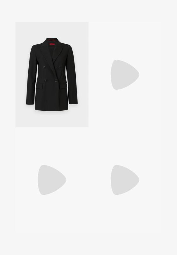 Blazer noir croisé avec quatre boutons, revers crantés, manches longues et poches à rabat à l'avant, présenté sur un fond blanc.; Haut tricot à manches courtes noir avec un col rond. Présente une texture lisse et des accents côtes le long du col et des manches.; Pantalons noirs à jambes droites en tissu tissé, dotés d'un devant plat, de deux poches avant et de passants de ceinture.; Chaussure slingback en cuir verni noir à bout pointu avec bride en T et petit talon bloc incliné sur fond blanc.