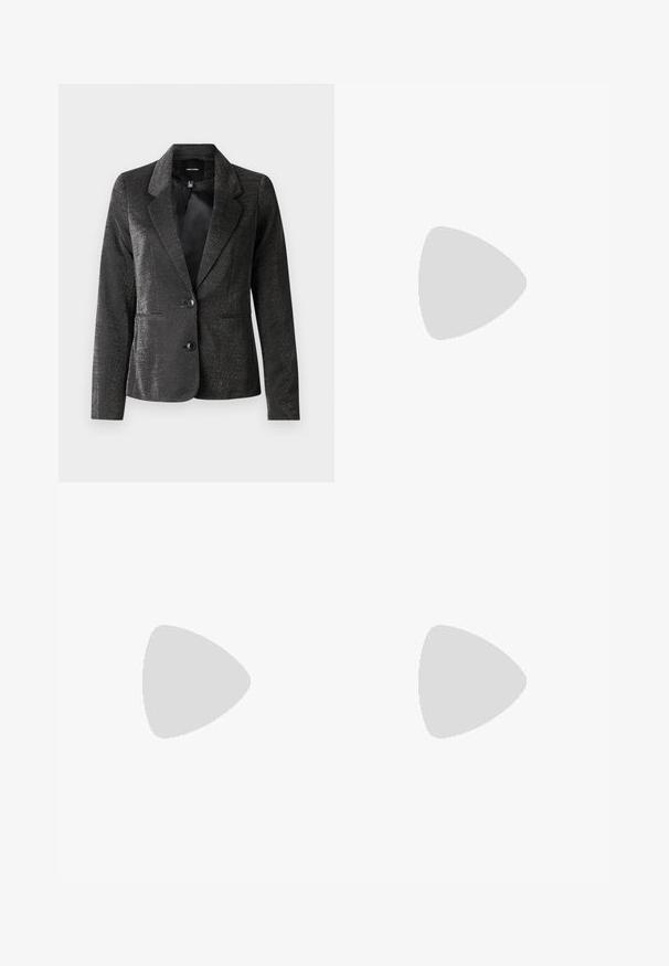 Blazer noir en tissu brillant avec un col à revers, deux poches avant et deux boutons. La surface texturée ajoute un intérêt visuel.; Combinaison noire sans bretelles avec un corsage ajusté, détail de fermeture éclair à l'avant et jambes fuselées, fabriquée dans un matériau lisse et extensible.; Sandale noire à talon haut avec fines brides au niveau des orteils et de la cheville, finition brillante et talon aiguille fin.; Petit sac à main noir brillant avec deux longues anses et des détails à cordon sur les côtés sur un fond clair uni.