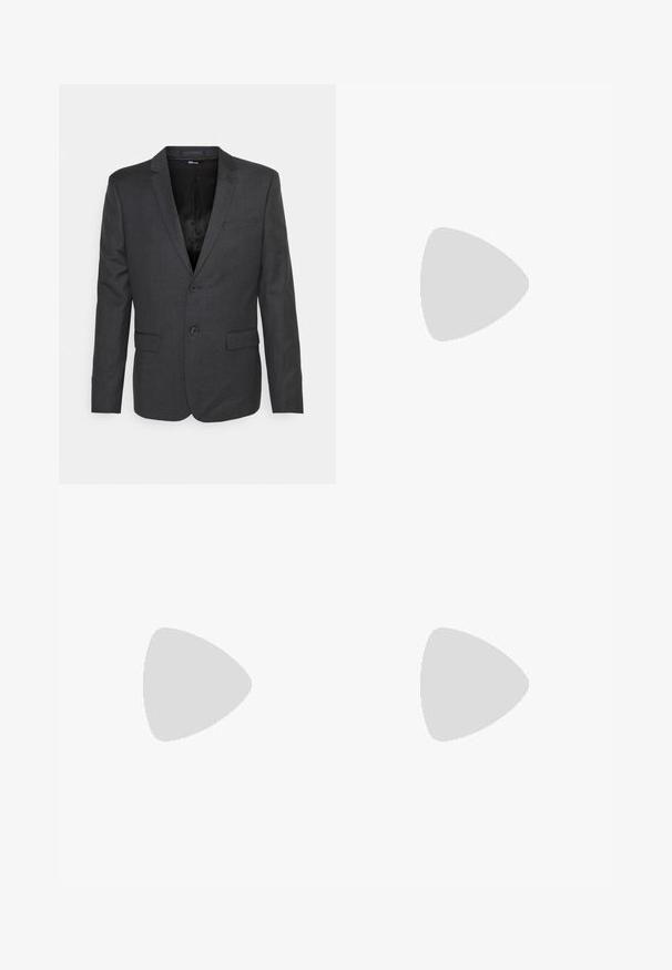 Blazer gris oscuro, texturizado, con cierre de un solo botón, dos bolsillos frontales y solapas con muesca. Interior forrado en tela negra.; Camisa de vestir blanca de manga larga con panel frontal plisado y botones negros, con cuello puntiagudo y puños abotonados.; Pantalones negros ajustados con un corte slim, diseño elegante y trabillas para cinturón, con un bolsillo trasero y una textura de tela suave.; Mocasines de cuero negro con punta redondeada, que cuentan con un detalle de herrajes dorados y costuras, situados sobre una suela de goma texturizada y baja.