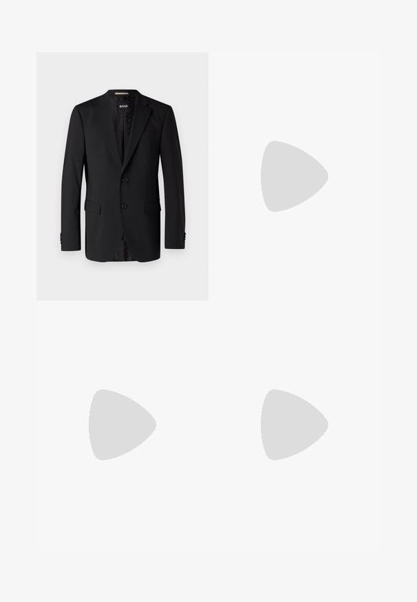 Blazer negro hecho de tela suave, con dos bolsillos frontales, dos botones y un interior con estampado. Diseño clásico y ajustado.; Camisa negra de manga larga hecha de una tela suave, con un cuello clásico con tapa, cierre frontal de botones y un ajuste entallado.; Pantalones negros ajustados con un diseño de pierna recta, que presentan una textura suave, pliegues frontales y una cinturilla clásica para un aspecto formal.; Zapato loafer de cuero negro pulido flotando sobre una alfombra beige con muebles translúcidos naranjas de fondo.