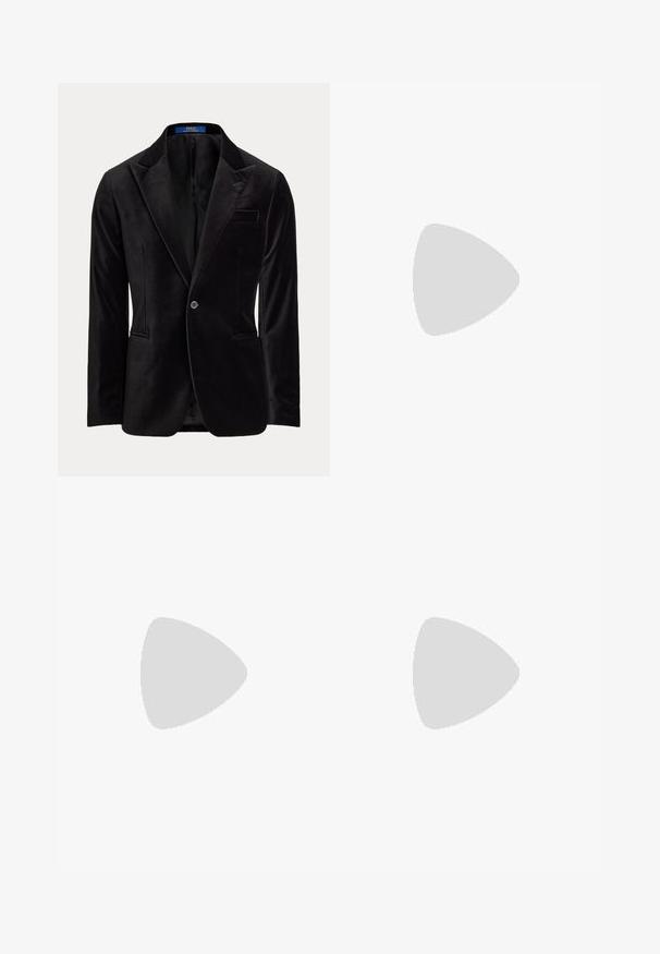 Zwarte fluwelen colbert met een knoop, met notch rever en zijzakken, weergegeven op een effen lichte achtergrond.; Witte blouse met lange mouwen, gemaakt van katoen, met een klein geborduurd logo op de linkerkant van de borst en een klassiek kraagontwerp.; Zwarte denim jeans met een slim fit, voorzien van vijf zakken, riemlussen en een blauw merkembleem op de tailleband. Glad, duurzaam materiaal.; Zwarte leren loafer met lage hak en penny-strap detail, van opzij getoond op een lichtgrijze achtergrond.