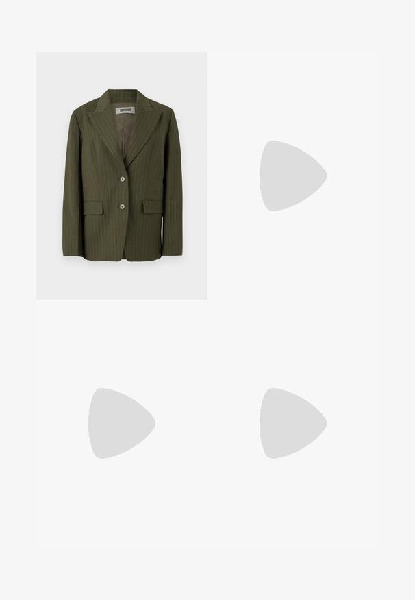 Blazer vert olive avec des rayures verticales, revers crantés, fermeture à deux boutons et poches plaquées. Tissu doux avec une silhouette structurée.; Top sans bretelles en lin vert clair avec un décolleté droit, comportant six grands boutons ronds sur le devant et un ourlet pointu.; Jeans large à taille haute blancs en denim. Comprend des poches avant, une fermeture à bouton et des détails d'ourlet effiloché.; Bottes noires montantes, avec une texture brillante à motif crocodile, bout pointu et talon effilé. Matériau synthétique lisse.