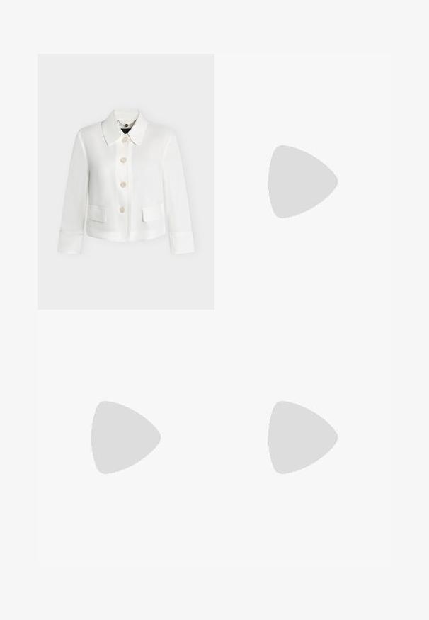 Veste blanche courte avec large col, quatre boutons devant, poches à rabat et manches longues sur fond uni.; Haut blanc sans manches pour femme avec un décolleté carré et une étiquette Emporio Armani au niveau du col arrière.; Pantalon beige brillant avec une coupe ajustée, doté de plis devant, d'une fermeture par bouton et de jambes droites, fabriqué dans un matériau réfléchissant.; Chaussure à talon haut en cuir noir avec bout pointu et capuchon argenté métallique. Présente une finition lisse et un talon fin de 10 cm.