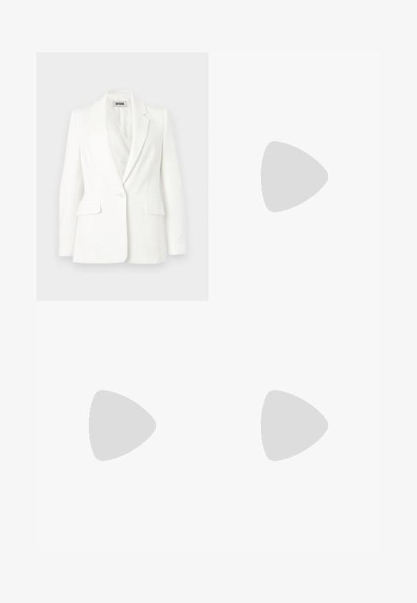 Blazer blanc à un bouton, avec revers crantés, manches longues et deux poches à rabat à l'avant, étiqueté Drykorn.; Débardeur noir sans manches présentant un motif en losanges avec de petites découpes, un col rond et une texture de tissu lisse.; Pantalon large noir avec un panneau avant croisé et une fermeture à bouton à la taille, présenté sur un fond blanc.; Chaussure à talon haut noire pointue avec une bride à boucle argentée, placée sur une surface réfléchissante près d’un organiseur métallique contenant des papiers.