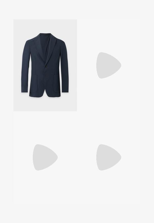 Blazer homme bleu marine foncé avec deux boutons, revers crantés et poches plaquées sur le devant, présenté sur un fond clair uni.; Polo gris à manches courtes avec col bleu marine, patte à deux boutons, rayures blanches sur le col, et logo "BOSS" sur la poitrine.; Jean droit en denim bleu clair avec taille haute, cinq poches, fermeture à boutons et léger délavage sur les cuisses et les genoux.; Chaussure habillée noire en cuir, à enfiler, avec un petit talon et un logo Calvin Klein discret sur le côté, présentée de profil sur un fond blanc.
