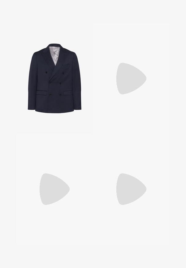 Marineblauwe dubbelgeknoopte blazer van gestructureerde stof. Bevat twee voorzakken, zes zwarte knopen en een gelapte revers. Voering aan de binnenkant.; Witte lange mouwen overhemd met knopen, gemaakt van glad katoen. Heeft een klassieke kraag en een knoopsluiting aan de voorkant met een rechte zoom.; Donkerblauwe op maat gemaakte broek met knoop- en ritsluiting aan de voorkant, riemlussen en zijzakken, getoond op een witte achtergrond.; Zwarte leren herensloffen met kwastdetail, afgeronde neus, lage hak en glad gepolijst oppervlak, zij-aanzicht op een witte achtergrond.