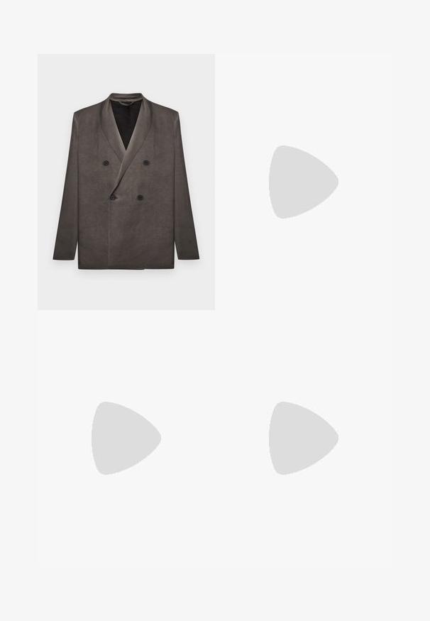 Blazer gris foncé croisé avec revers à pointe et quatre boutons noirs, présenté à plat sur un fond blanc.; T-shirt gris clair à manches courtes avec un col rond blanc et une poche poitrine avec des petits œillets métalliques.; Jean noir à coupe droite avec cinq poches, passants pour ceinture, et fermeture à bouton et fermeture éclair à l'avant, présenté sur un fond uni.; Mocassin en cuir noir avec une finition brillante, bout arrondi, détails de couture subtils et semelle en caoutchouc épaisse pour la durabilité.